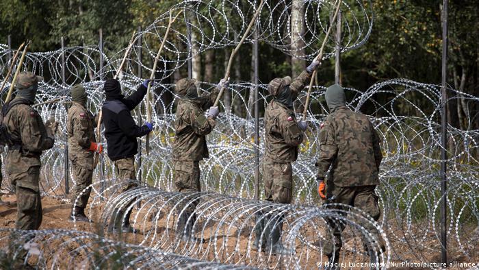 Polonya düzensiz sığınmacı geçişini önlemek için Belarus sınırında asker görevlendirdi | Avrupa | DW | 20.10.2021