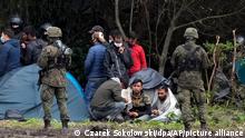 Usnarz Gorny, 1.9.2021***Polnische Sicherheitskräfte umringen Migranten, die an der Grenze zu Weißrussland festsitzen. Nach der Verhängung des Ausnahmezustandes an der Grenze zu Belarus hat Polen die betroffenen Ortschaften mit Warnhinweisen markiert. Die Hinweise seien direkt unter den Ortseingangsschildern montiert worden, schrieb Innenminister Mariusz Kaminski am Donnerstagabend auf Twitter. +++ dpa-Bildfunk +++