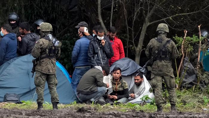 Polen Belarus l Grenze, Polnische Sicherheitskräfte umringen Migranten