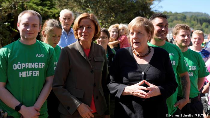 Bundeskanzlerin Angela Merkel und Malu Dreyer mit Helfern im Ahrtal 