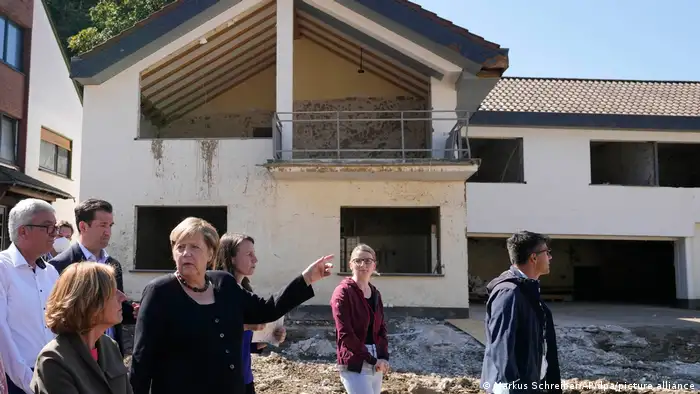 Nach Flutkatastrophe im Ahrtal | Besuch Kanzlerin Merkel