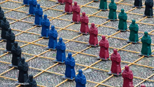 800 farbige Luther-Figuren stehen auf Markplatz von Lutherstadt Wittenberg (Foto: picture alliance/ dpa)