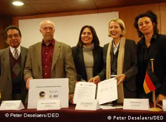 Gerda Meuer, Direktorin der DW-AKADEMIE (2.v.r.), mit den Vertragspartnern in La Paz