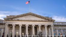 Blick auf das Gebäude des US-Finanzministeriums in Washington. Seit dem 13.02.2017 steht Steven Mnuchin an der Spitze des Ministeriums. Nach Angaben des Ministeriums hat die US-Regierung das Steuerjahr 2018/19, das Ende September 2019 endete, mit dem höchsten Haushaltsdefizit seit sieben Jahren abgeschlossen. Der Fehlbetrag stieg von 779 Mrd. auf 984 Mrd. Dollar. (25.09.2019)