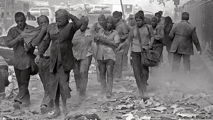 11 септември 2001: хора си проправят път сред отломките край Световния търговски център