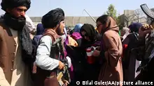 Afghanistan | Taliban Kämpfer stoppen eine Demonstration für Frauenrechte in Kabul