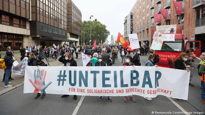Участники акции за социальную справедливость на улицах Берлина, 4 сентября 2021 года