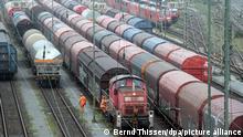 Ein Lokführer steigt am Güterbahnhof aus seiner Lokomotive. Die Lokführergewerkschaft GDL bestreikt die Deutschen Bahn, was weitreichende Auswirkungen sowohl für Reisende im Personenverkehr aber auch für den Güterverkehr hat.