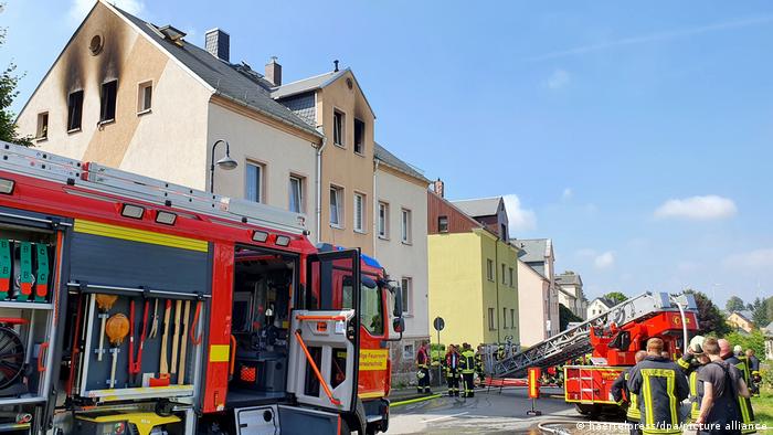 Les équipes de pompiers interviennent lors d'un incendie au dernier étage d'un appartement à Lugau, près de Chemnitz