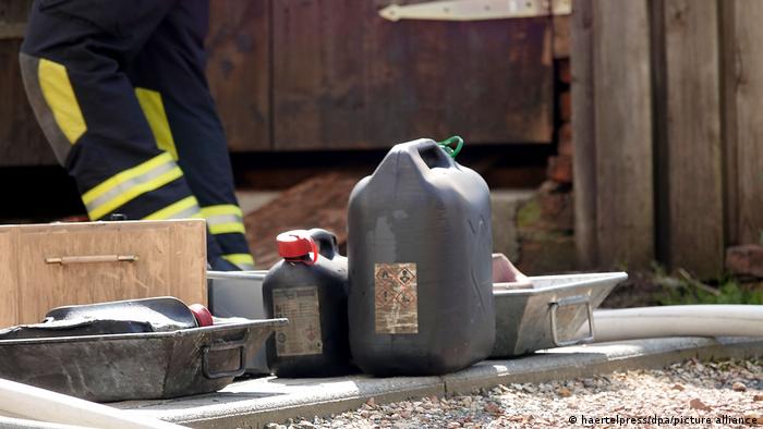 Des bidons d'essence retrouvés par les pompiers sur les lieux d'un incendie à Lugau en Saxe
