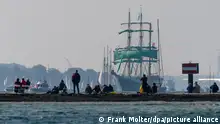 Zuschauer beobachten am Falkensteiner Strand die Windjammer-Parade der Kieler Woche. (Zu dpa: «Entscheidung über Kieler Woche soll im März fallen») +++ dpa-Bildfunk +++