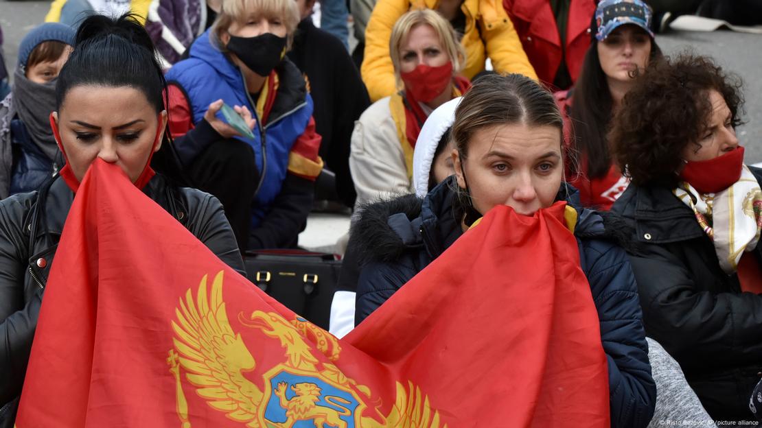 Mali i Zi, dy vajza me flamur në gojë - proetsa kundër marrjes së postit nga një peshkop serbo-ortodoks
