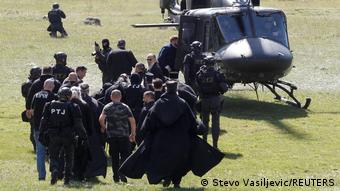 Митрополит Иоанникий и глава СПЦ Порфирий в сопровождении полиции готовятся к посадке в вертолет, Цетине, 5 сентября 2021 года