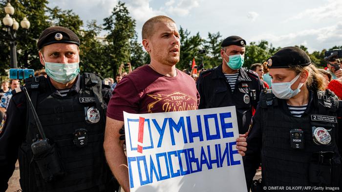 Задержание участника акции протеста в Москве с плакатом Умное голосование