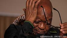 ARCHIV (FILES) In this file photo taken on July 04, 2021 Former South African president Jacob Zuma removes his eyeglasses as he addresses the media in his home in Nkandla, KwaZulu-Natal. - South Africa's former president Jacob Zuma, jailed in July 2021 for contempt of court after snubbing graft investigators, has been granted medical parole, correctional services authorities announced on September 5, 2021. (Photo by Emmanuel Croset / AFP)