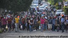 05/09/2021 Migranten laufen auf einer Straße in einer Karawane und befinden sich auf dem Weg in die USA. Migrantenkarawanen, die sich von Zentralamerika aus auf den Weg zur Grenze zwischen den USA und Mexiko machen, sind seit 2018 häufiger geworden. +++ dpa-Bildfunk +++