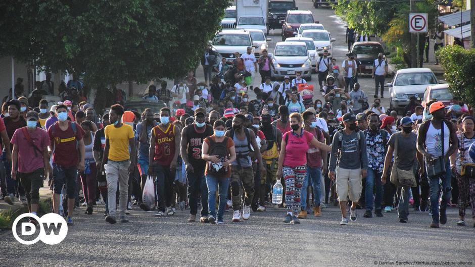 M xico agentes disuelven la cuarta caravana de migrantes DW