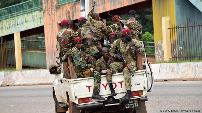 Coup d'État en Guinée - les unités militaires fêtent dans les rues Guinée Conakry - Émeutes et fusillades 