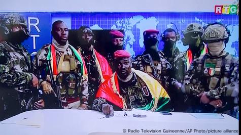 Le colonel Mamadi Doumbouya à la télévision nationale en septembre 2021
