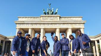 L'équipe de la DW devant la porte de Brandebourg (Brandenburger Tor en allemand), un symbole de la ville, mais qui fut pendant presque trois décennies le symbole de la division. L'équipe de la DW devant la porte de Brandebourg (Brandenburger Tor en allemand), un symbole de la ville, mais qui fut pendant presque trois décennies le symbole de la division.