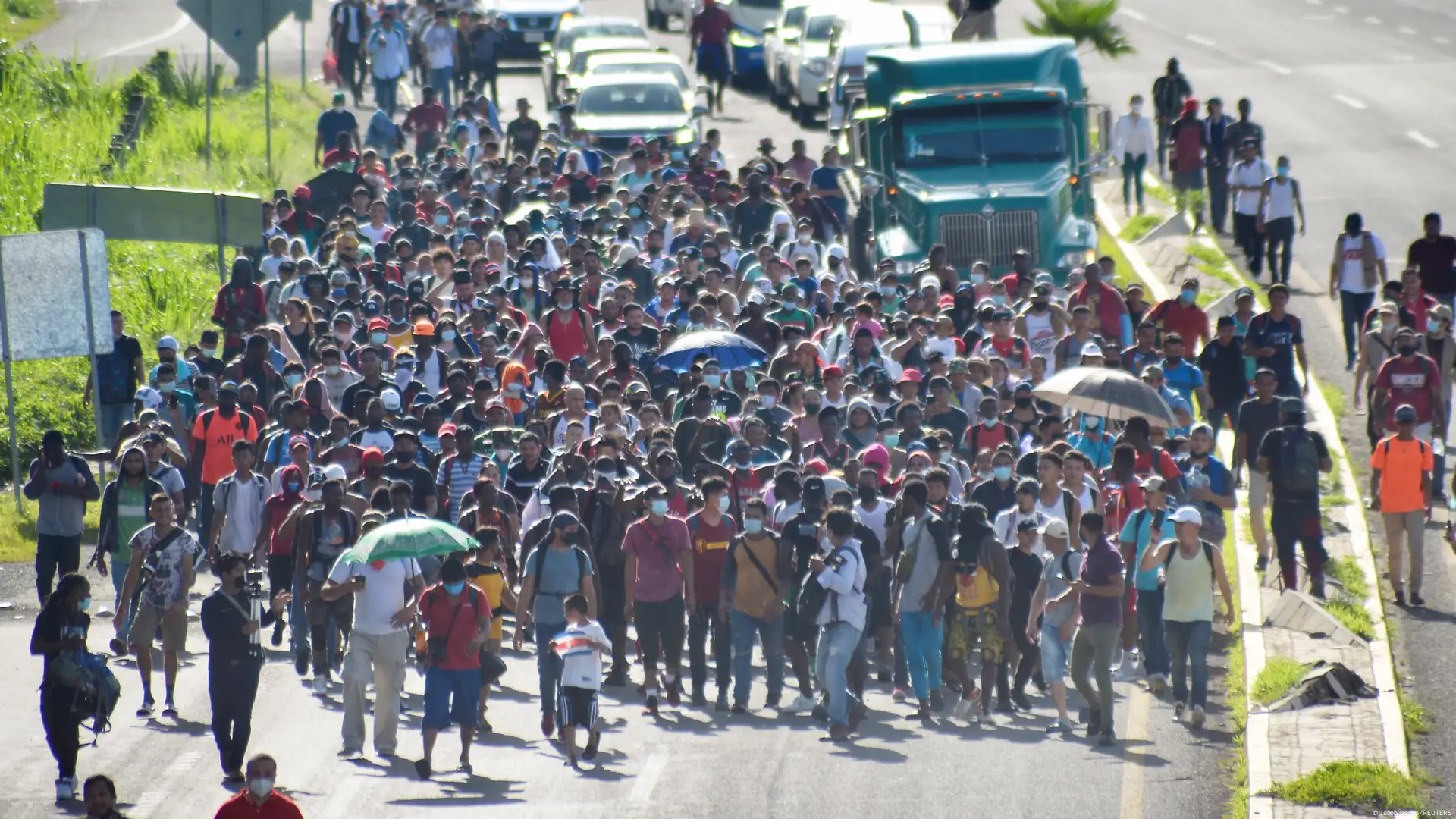 Migrantes realizan protesta violenta en Tapachula M xico DW