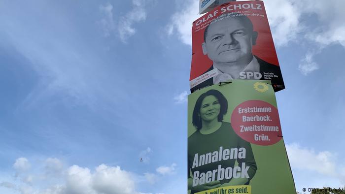 Αφίσα του SPD με τον Όλαφ Σολτς και των Πρασίνων με την Ανναλένα Μπερμποκ