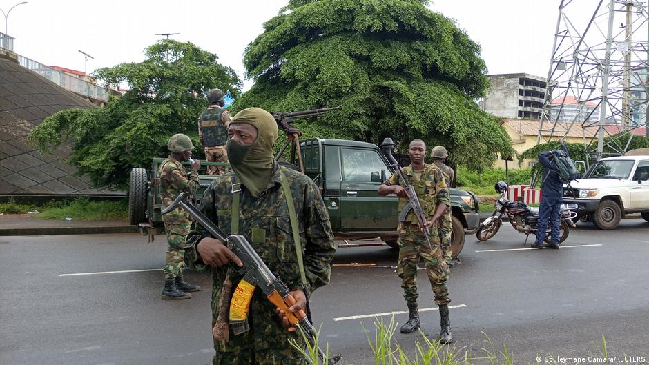 Guinée : les fosses communes hantent le pouvoir guinéen