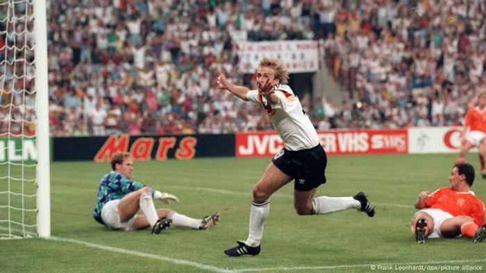 Jürgen Klinsmann festeja un gol contra Países Bajos en el Mundial de Italia 1990.