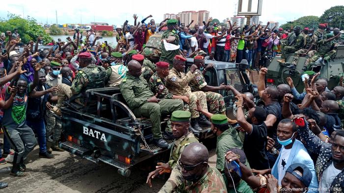 Residents in Conakry cheer on army soldiers 