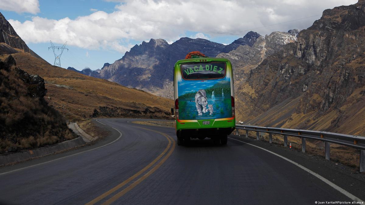 Bolivia 16 personas mueren en accidente de tránsito DW 20/07/2024