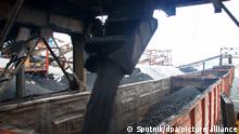 3284454 01/30/2018 Loading coal at the Belorechenskaya coal mine (Tsentrougol) in the Lutuginsky district of the Lugansk Region. Stringer/Sputnik Foto: Stringer/Sputnik/dpa