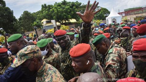 Le président de transition Mamady Doumbouya entouré de militaires