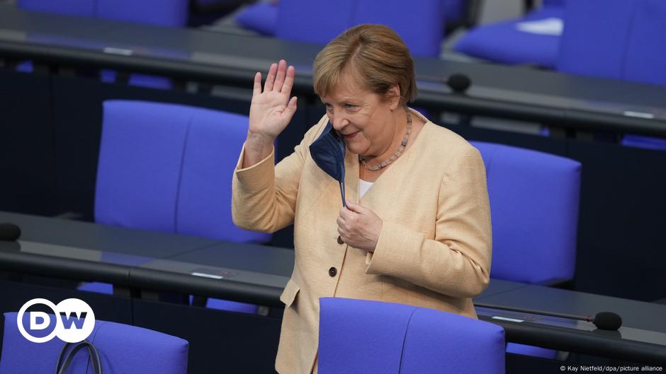 Angela Merkel verabschiedet sich vom Bundestag  Deutschland  DW