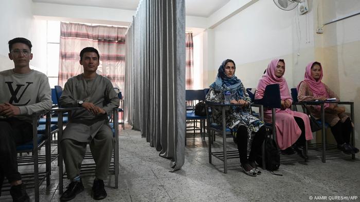 Universidad privada de Kabul empezó las clases esta semana con una rudimentaria segregación por sexos merced a una cortina. 