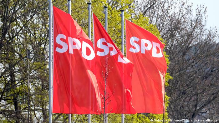 Symbolbild SPD Fahnen