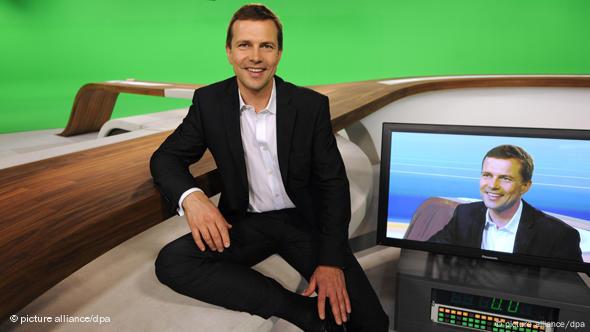 Ο Στέφεν Ζάιμπερτ το 2010 ως άνκορμαν του ZDF, φωτογραφίζεται με το νέο φόντο της εκπομπής Heute-Journal