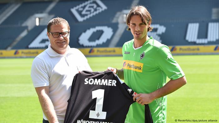 Max Eberl und Yann Sommer präsentieren das Trikot von Sommer