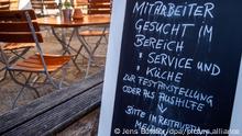 Auf einer Tafel vor einem Restaurant in der Altstadt wird nach Mitarbeitern für den Service- und Küchenbereich gesucht. Der Personalmangel in der Restaurant- und Gaststättenbranche erschwert den Betrieb in der Tourismus-Hochsaison.