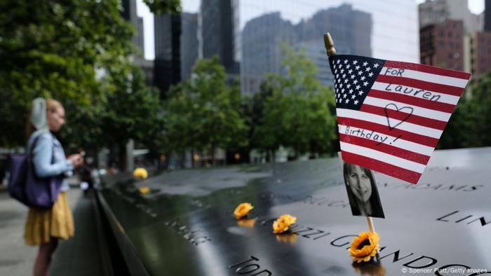 Deux bassins situés à l'emplacement des deux tours détruites constituent le Memorial du 11 septembre à New York Deux bassins situés à l'emplacement des deux tours détruites constituent le Memorial du 11 septembre à New York