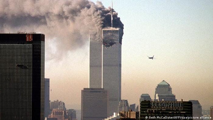 Avião comercial antes de se chocar contra as Torres Gêmeas, em Nova York, em 2001