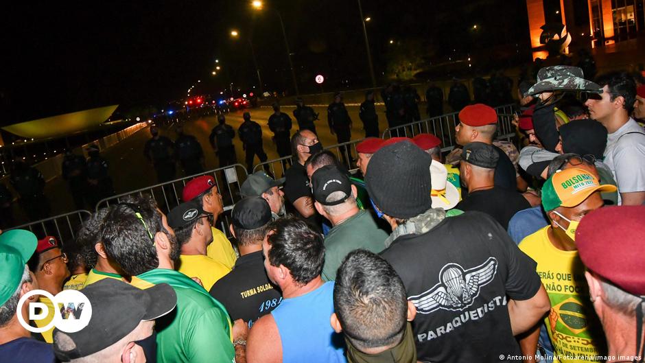 Bolsonaro-Anhänger überrennen Polizeisperre