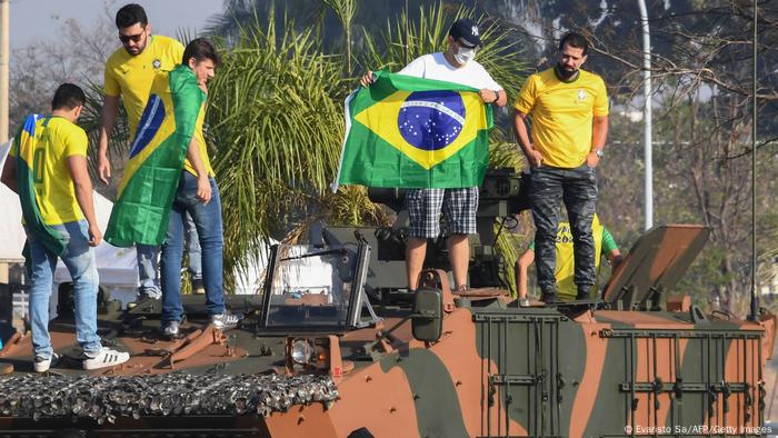 Apoiadores de Jair Bolsonaro em cima de um veículo militar em ato de Sete de Setembro em Brasília Apoiadores de Jair Bolsonaro em cima de um veículo militar em ato de Sete de Setembro em Brasília