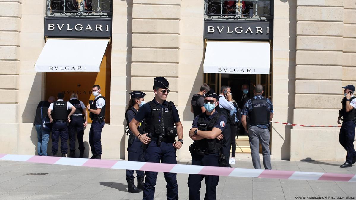 Paris police arrest suspects after Bulgari jewelry heist – DW – 09/07/2021