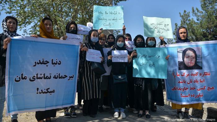 در ادامه این اعتراض‌ها، روز چهارشنبه شماری از زنان در غرب کابل به جاده‌ها برآمده و از عدم حضور زنان در کابینه سرپرست طالبان انتقاد کردند. آن‌ها در شعارهای شان از جامعه جهانی نیز انتقاد کردند که صرفاً تماشاگر اوضاع افغانستان اند. 