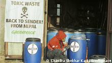 Greenpeace activists clean up toxic waste at a warehouse at Khumaltar, Pathan on the outskirts of Kathmandu. Six tons of pesticides were packed in new transport barrels. Most of the toxic pesticides were made by Shell and Bayer.
Internationales Greenpeace-Team sichert hochgiftige Altpestizide in einem Giftlager in Nepal. Die Aktivisten verpacken am Stadtrand von Kathmandu sechs Tonnen abgelaufene Pestizide in 98 neue Ueberfaesser. Ein Drittel des Giftmuells sind Bayer- und Shell-Produkte. Greenpeace fordert die verantwortlichen Unternehmen auf, die Giftstoffe zurueckzuholen und fachgerecht zu entsorgen. !! Bildmaterial zur einmaligen, redaktionellen Nutzung im Rahmen der Berichterstattung 50 Jahre Greenpeace !!