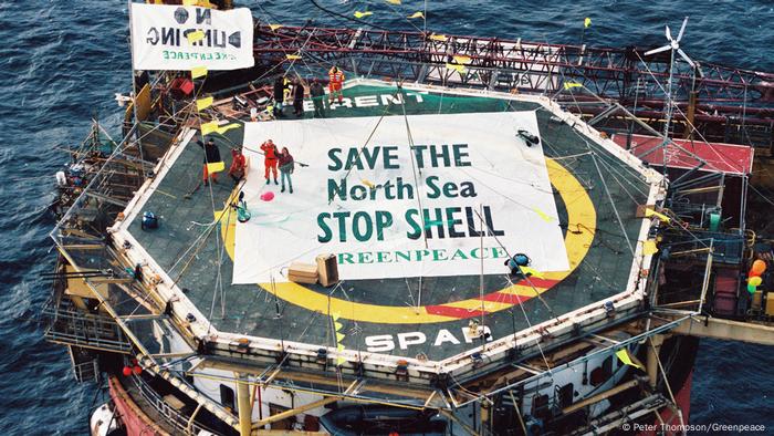 Protest against the flooding of the old platform at sea