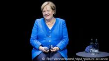 Angela Merkel (CDU), Bundeskanzlerin, sitzt bei einem Podiumsgespräch mit Chimamanda Ngozi Adichie, nigerianische Schriftstellerin, auf der Bühne im Schauspielhaus. Das Treffen war geplant für die Festivaleröffnung von Theater der Welt 2020, dann jedoch durch die Pandemie um ein Jahr verschoben. +++ dpa-Bildfunk +++