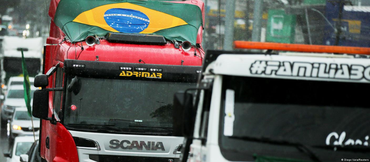 PR - Curitiba - 23/01/2021 - CURITIBA, CARRETA AGAINST THE BOLSONARO  GOVERNMENT - Sound truck, with a banner containing the words asking for the  departure of President Jair Bolsonaro, is seen in