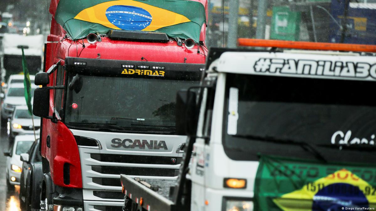 PR - Curitiba - 23/01/2021 - CURITIBA, CARRETA AGAINST THE BOLSONARO  GOVERNMENT - Sound truck, with a banner containing the words asking for the  departure of President Jair Bolsonaro, is seen in