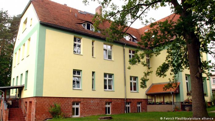 خانواده کاسنر پس از مهاجرت به آلمان شرقی در طبقه دوم این خانه در تمپلین سکونت گزیدند. آنگلا مرکل در این خانه بزرگ شده است. 